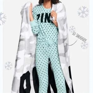 Victoria's Secret Pink Camo Cozy Soft Plush Blanket Throw 50 x 60 Gray Logo